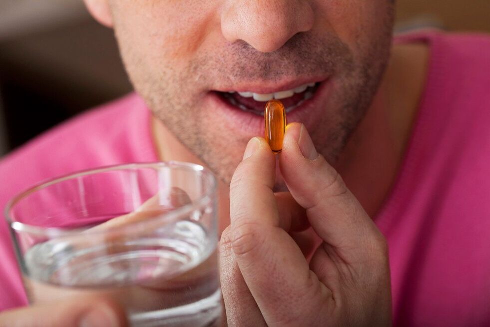 мъж приема витамини, за да подобри функционирането на нервната система